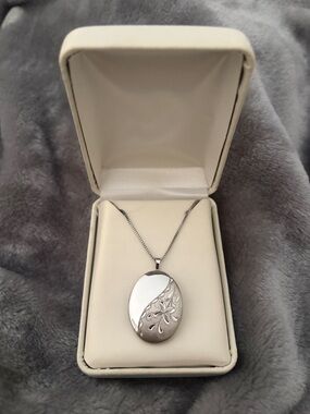 925 Sterling Silver Oval Locket Necklace with Floral Etching Design